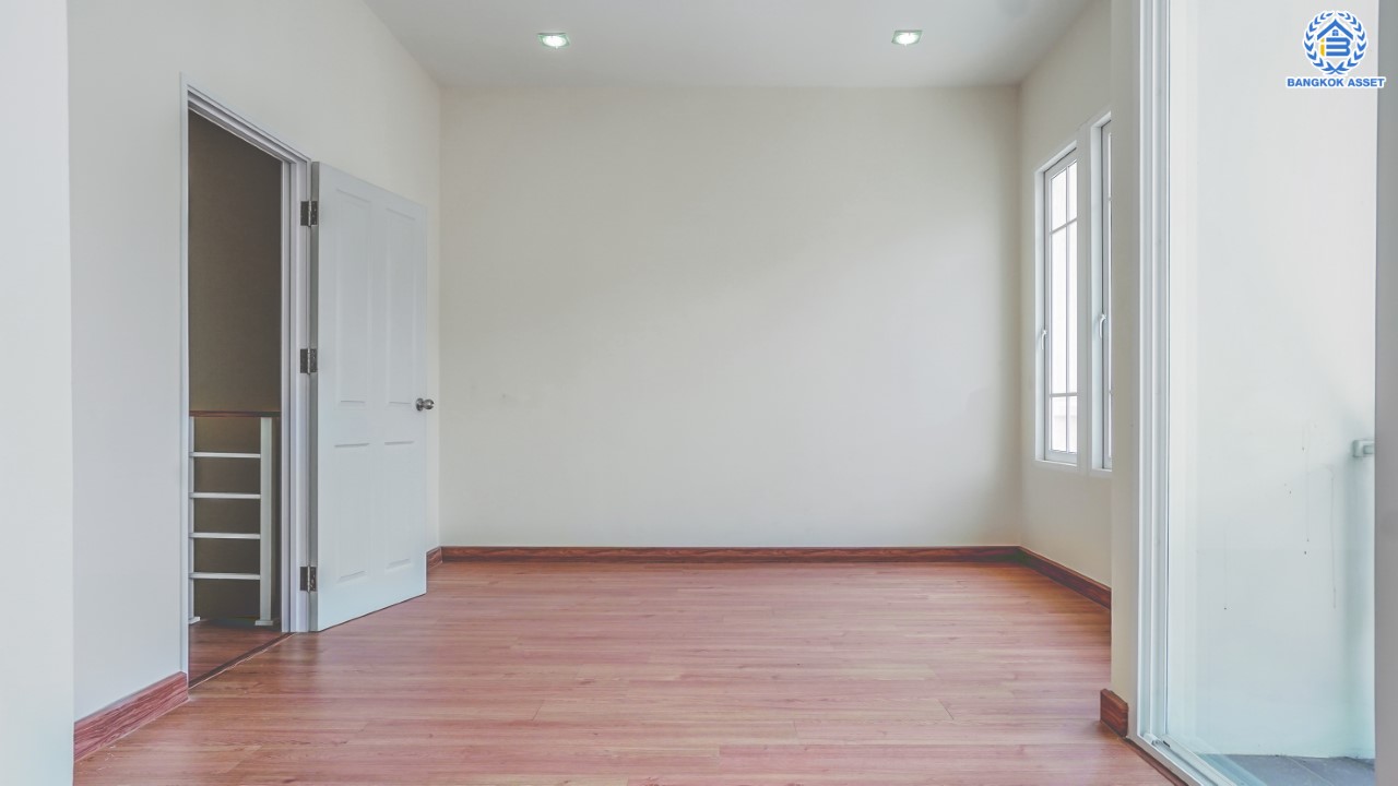 ทาวน์เฮ้าส์มือสองนนทบุรี ม.โกลเด้นทาวน์ ปิ่นเกล้า-จรัญฯ 3 ชั้น เนื้อที่ 22.6 ตร.ว. ฟังก์ชัน 5 ห้องนอน 4 ห้องน้ำ จอดรถได้ 2 คัน บนทำเลเชื่อมต่อหลายเส้นทาง ใกล้ทางด่วน "ศรีรัช" รถไฟฟ้าสายสีแดงอ่อน "สถานีบางบำหรุ" และ รถไฟฟ้าสายสีน้ำเงิน "สถานีบางอ้อ"